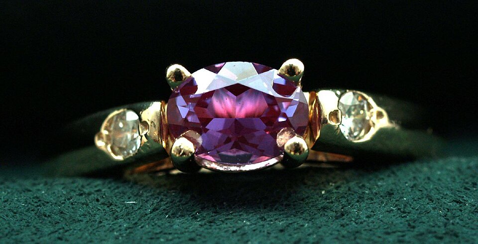 Alexandrite vs Sapphire: Alexandrite vs Sapphire shown through color, cut, setting context, and material evidence.