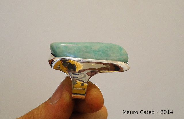 Aquamarine vs Blue Topaz Everyday Jewelry: Aquamarine vs Blue Topaz Everyday Jewelry shown through color, cut, setting context, and material evidence.