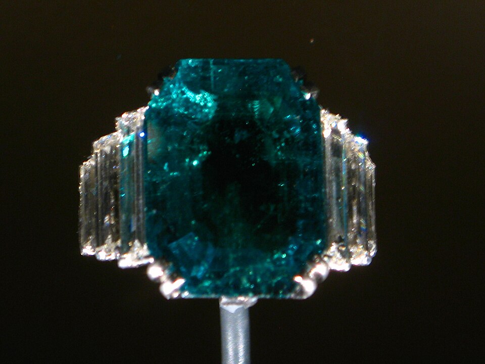 Emerald vs Moissanite Daily Wear: Emerald vs Moissanite Daily Wear shown through color, cut, setting context, and material evidence.