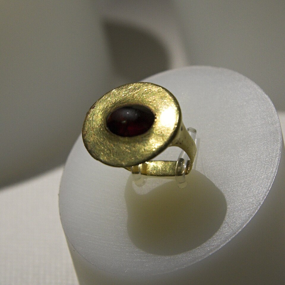 Garnet vs Ruby Budget Red Gem: Garnet vs Ruby Budget Red Gem shown through color, cut, setting context, and material evidence.