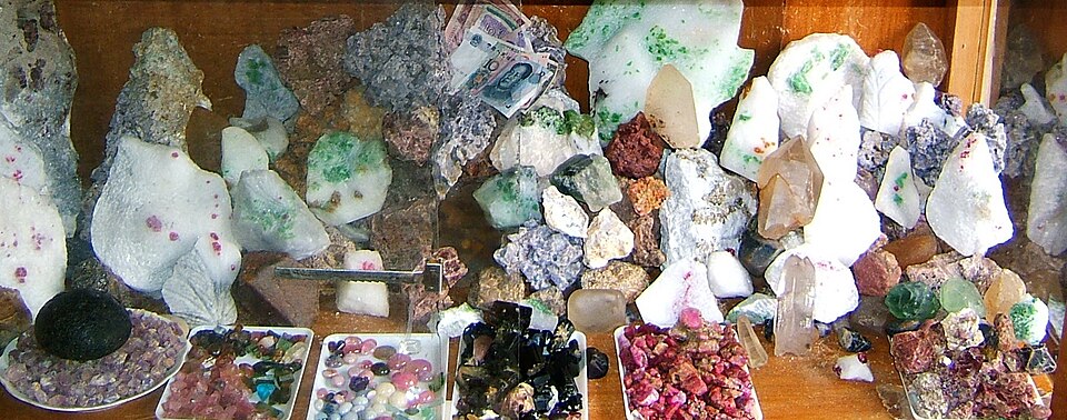 Gemstone Trends 2027: Gemstone Trends 2027 shown through color, cut, setting context, and material evidence.
