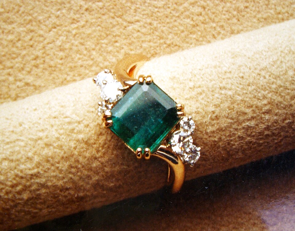 How to Clean Emerald Jewelry Safely: How to Clean Emerald Jewelry Safely shown through color, cut, setting context, and material evidence.