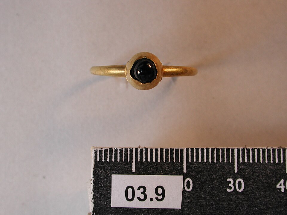 Quiet Luxury Gemstone Jewelry: Quiet Luxury Gemstone Jewelry shown through color, cut, setting context, and material evidence.